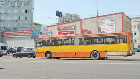 В Воронеже у автобуса на дороге взорвалось колесо: пострадала женщина