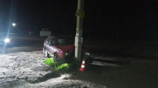 В Павловске пьяная женщина за рулем Volkswagen Passat врезалась в столб