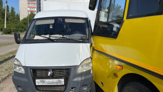 В Воронеже неуправляемый школьный автобус сбил своего водителя и врезался в «Газель»