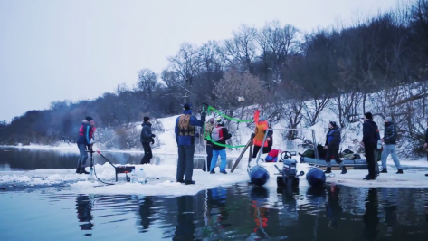 Воронежские экстремалы опубликовали видео сплава на льдине по Дону