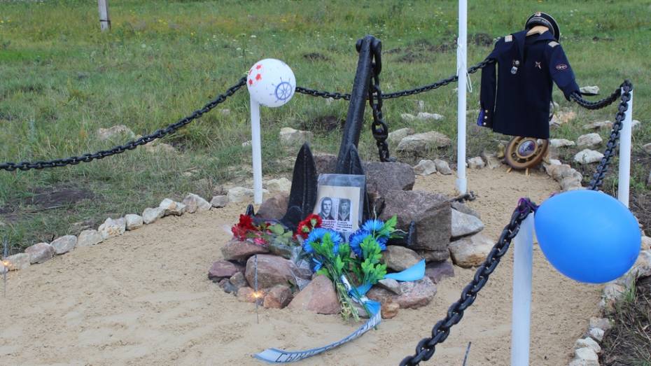 В таловском поселке Березовка установили памятный знак морякам