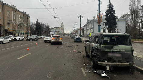 Три человека пострадали в массовом ДТП на проспекте Революции в Воронеже