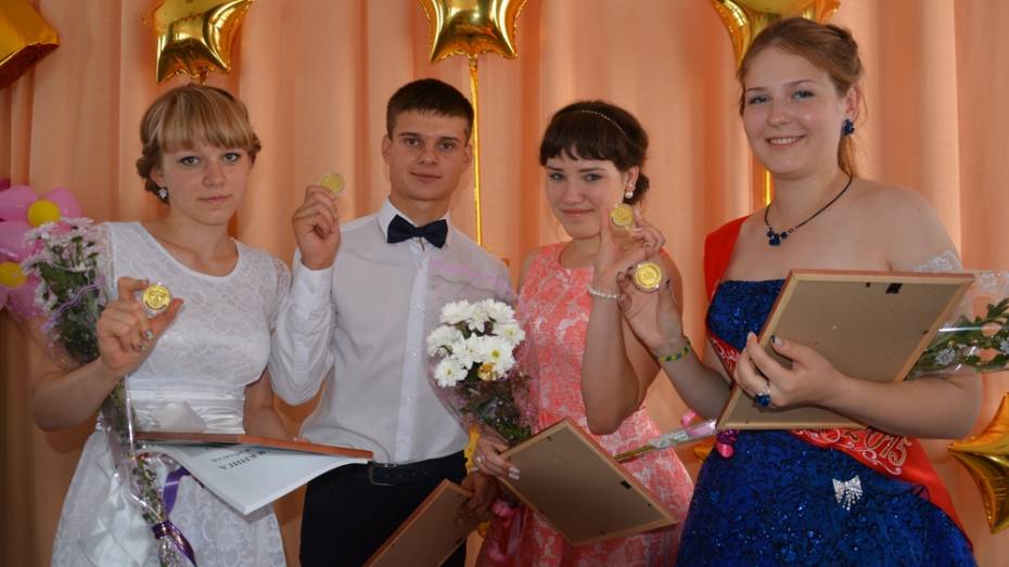 В Поворинском районе выпускникам вручили 29 золотых и 6 серебряных медалей