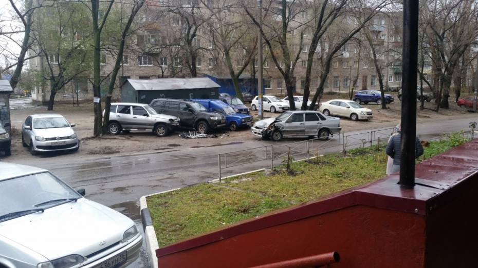 В Воронеже водитель «ВАЗа» разбил 4 припаркованные машины
