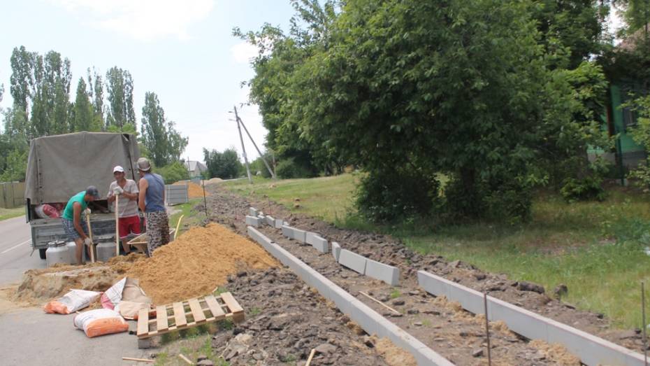 В хохольском селе на строительство тротуара потратили более 2 млн рублей