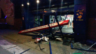 В Воронеже «ВАЗ» протаранил гипермаркет «Линия»