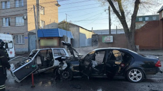 В Воронеже Mercedes протаранил «Оку» и скрылся: погиб мужчина