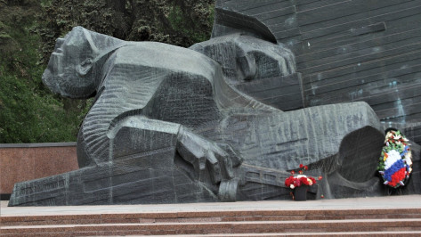 Соцсети: в Воронеже парочка занялась сексом прямо на памятнике Славы