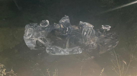 Под Воронежем «четверка» опрокинулась и загорелась: пострадали подростки