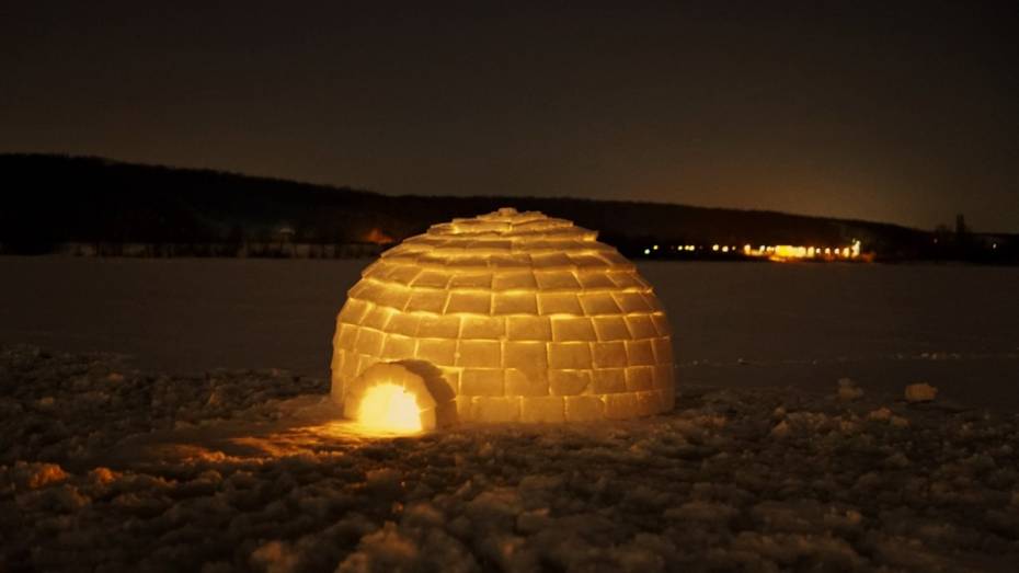 Трое воронежцев построили иглу на льду водохранилища