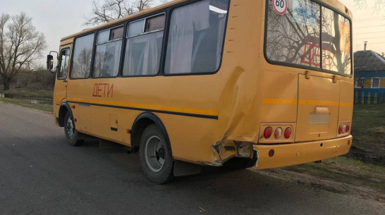 Под Воронежем водитель Audi А6 протаранил школьный автобус и сбежал с места ДТП