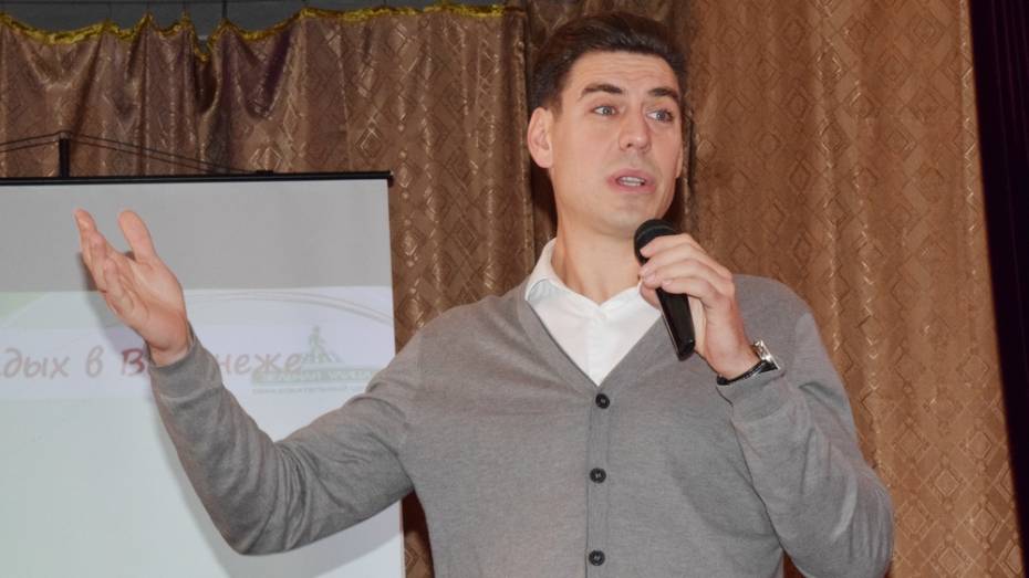 Дмитрий Дюжев научил воронежских школьников правильно целоваться