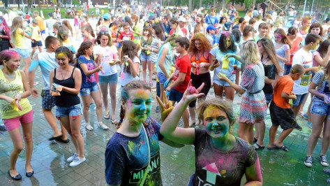 В Бутурлиновке впервые прошел фестиваль красок холи