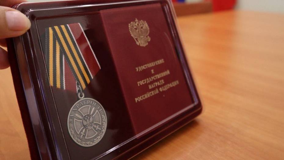 Раненному под Бахмутом пулеметчику из Воронежской области вручили медаль «За храбрость»