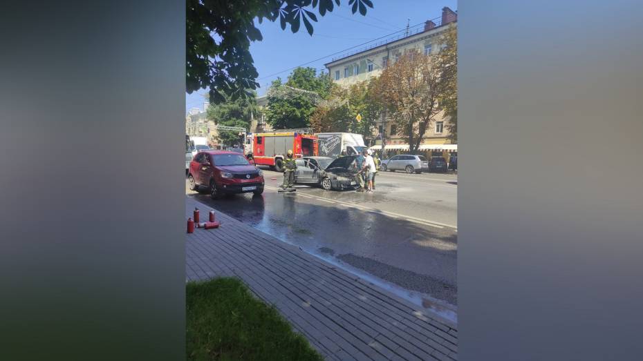 Машина загорелась на проезжей части в центре Воронежа 2 августа