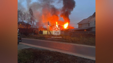 В Воронеже загорелся банный комплекс