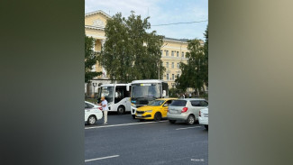 В Воронеже у педуниверситета столкнулись автобус №1КВ и такси