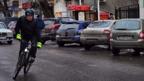 Топ-менеджер Игорь Титов ездит на работу на велосипеде и тратит зарплату на установку велопарковок 