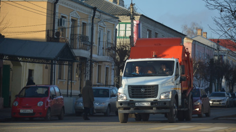 Острогожские коммунальщики получили 3 мусоровоза и трактор