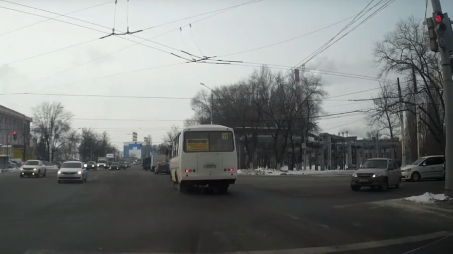 В Воронеже водителя маршрутки №11 оштрафовали за проезд на красный свет 