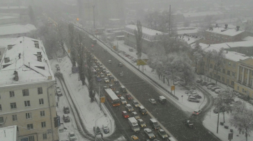 Первый зимний снегопад в Воронеже привел к многокилометровым пробкам