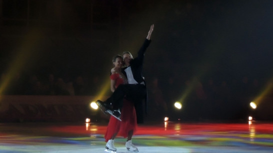 В Воронеже фигуристка Оксана Домнина носила на руках конькобежца Ивана Скобрева