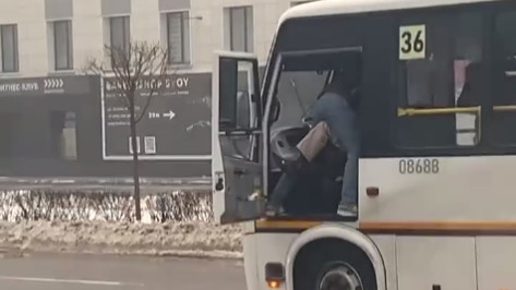 В Воронеже мужчина устроил драку с водителем автобуса