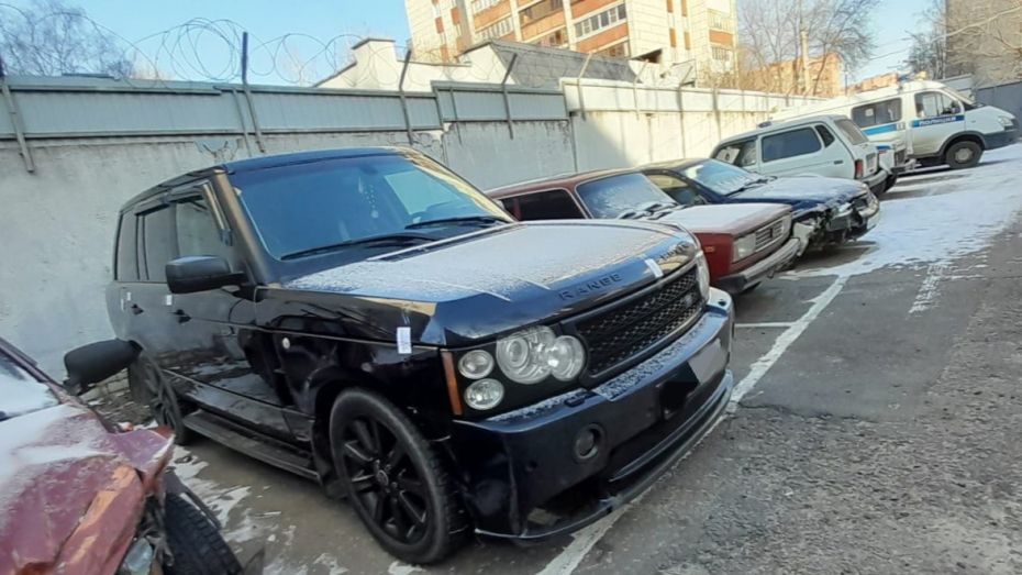 В Воронеже у 18-летнего парня угнали внедорожник Land Rover