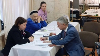 Депутат Госдумы Евгений Ревенко принял участие в выборах в воронежской школе №37
