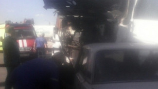 В Павловском районе столкнулись 2 фуры и легковушка 