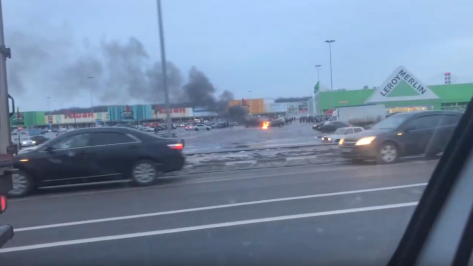 Возле торгового центра под Воронежем сгорела Mazda CX-7