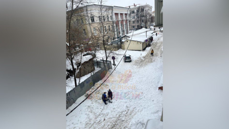 В центре Воронежа снег с крыши дома упал на женщину
