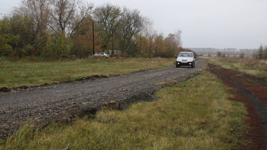 В каменском селе Карпенково на отсыпку дороги щебнем выделили более 1,5 млн рублей