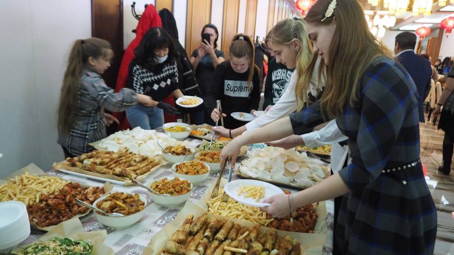 Воронежские бизнесмены угостили граждан ЛДНР блюдами китайской и вьетнамской кухни