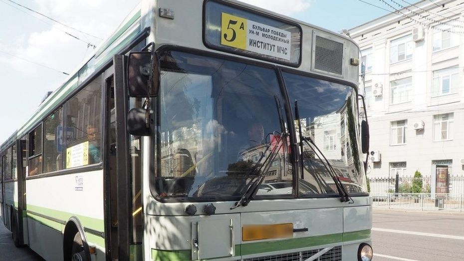 Очевидцы: в Воронеже пассажирка выпала из автобуса и повредила ногу