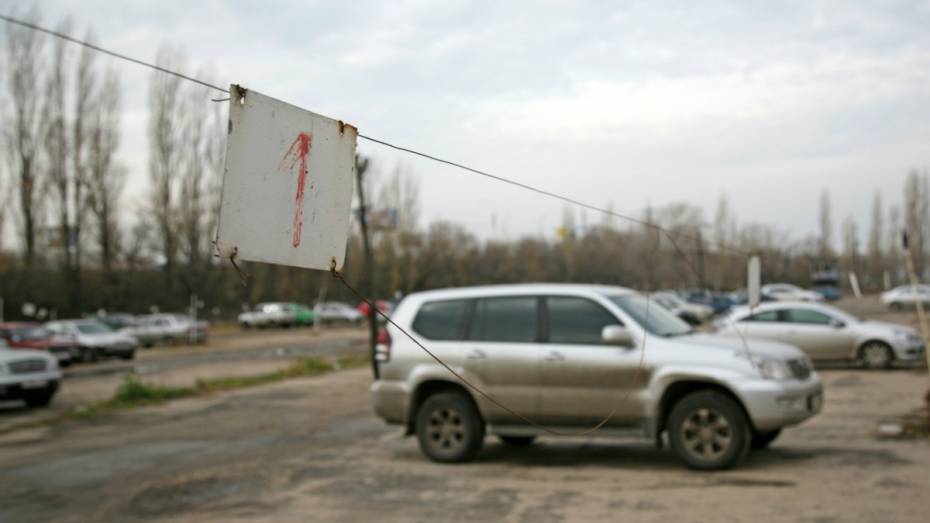В Воронеже бизнесмены на земле для многоэтажек организовали автостоянку