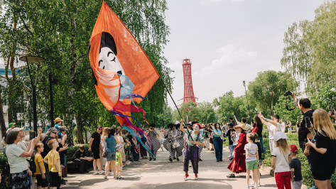 Программа на любой возраст и вкус: в Воронеже парадом уличных театров «Странники» открылся XIV Платоновский фестиваль