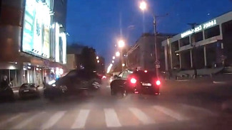 В сети появилось видео с перевернувшейся в центре Воронежа иномаркой