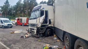 Два грузовика и 5 легковых авто столкнулись в Воронеже: есть несколько пострадавших