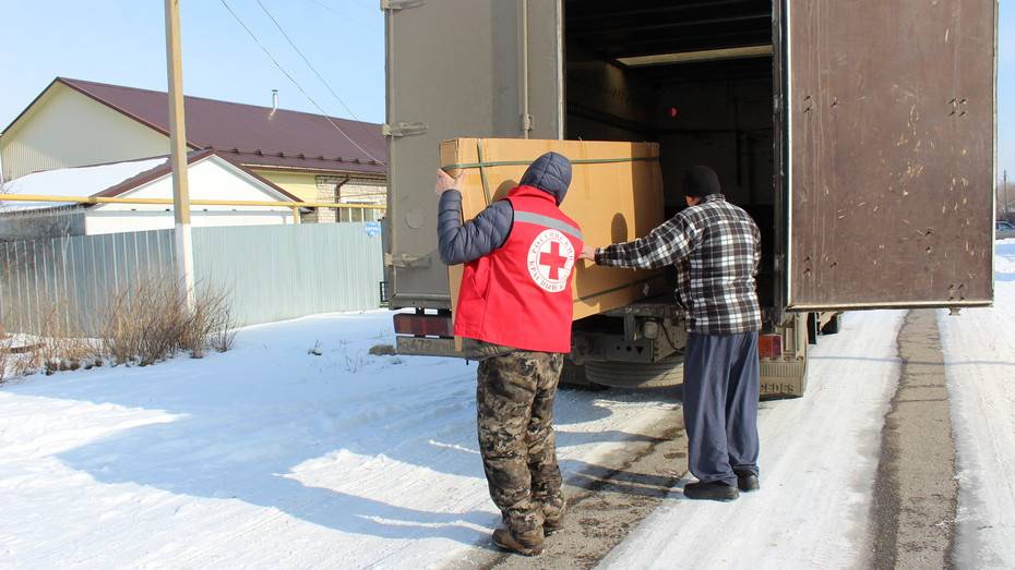 Красный Крест передал медицинскую кровать семье из Донбасса, проживающей в верхнемамонском селе