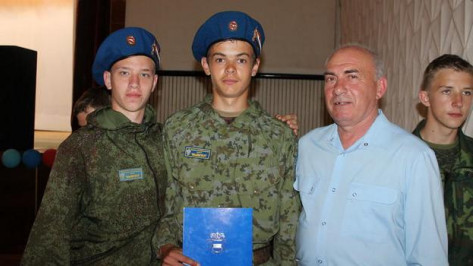 Верхнемамонским школьникам вручили Грамоту Командира Президентского полка