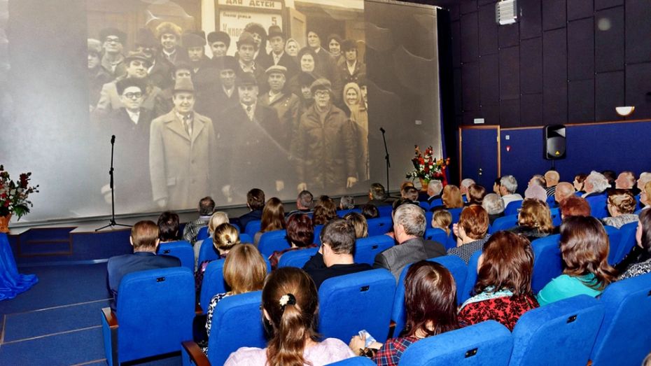 В Панинском районе поздравили ветеранов кинообслуживания