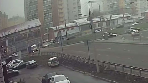 В Воронеже из «Газели» на ходу выпал груз