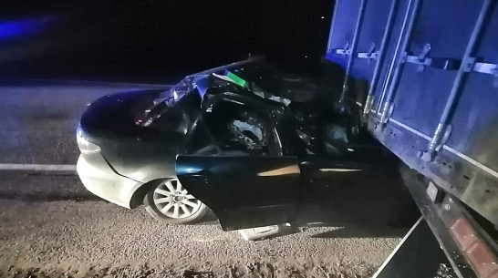 Парень на Mazda 6 врезался в фуру в Воронежской области: пострадали 2 человека
