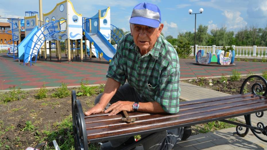 Богучарский пенсионер по своей инициативе отремонтировал 43 скамьи в сквере
