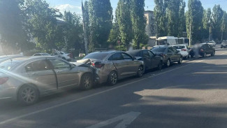 В Воронеже в аварии с 6 автомобилями пострадал годовалый мальчик
