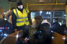 Протоколы за проезд в транспорте без маски выписали на 450 воронежцев