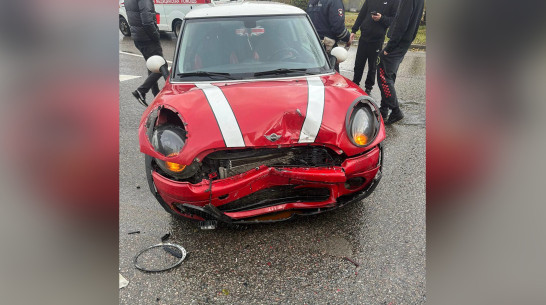 В Воронеже 18-летний парень на Mini Cooper устроил ДТП с пострадавшей