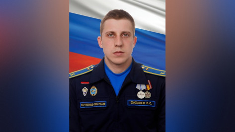 Награжденный медалью «За отвагу» ветеран СВО вбросил шайбу на матче воронежского «Бурана»