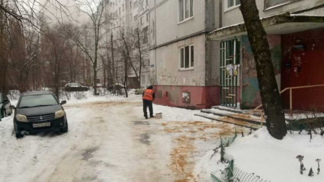 За сутки по скользким дорогам Воронежа рассыпали более 2,5 тыс т пескосмеси